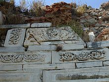 Sarcophage en remploi dans la porte des Persécutions