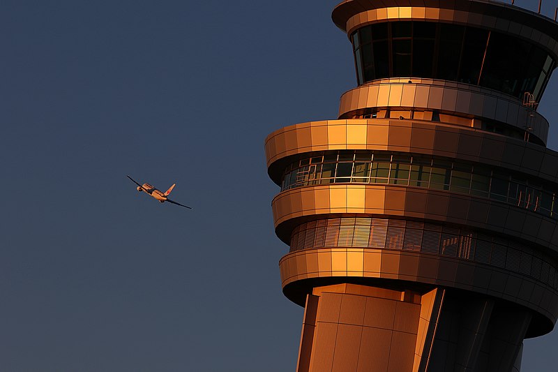 File:Haneda Airport control tower (16262012210).jpg