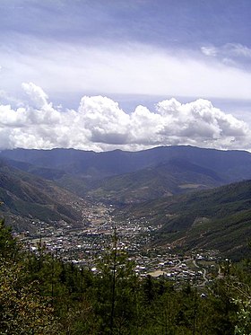 Panorama grada u dolini