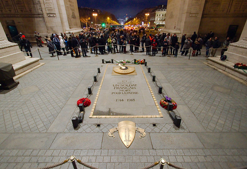 File:Tombe du Soldat inconnu sous l’Arc de Triomphe, place Charles-De-Gaulle à Paris - 14 déc 2013.jpg