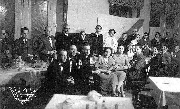 16 de xuño de 1933, Ourense. Banquete galeguista homenaxe a Emilia Docet e a Manuel Luís Acuña. Na foto, entre outros: Risco, Ramiro Isla, Leuter González, Cunqueiro, Otero Pedrayo, María Luz Morales, Blanco Amor, Xoán L. Ramos Colemán e Manuel Peña Rei.