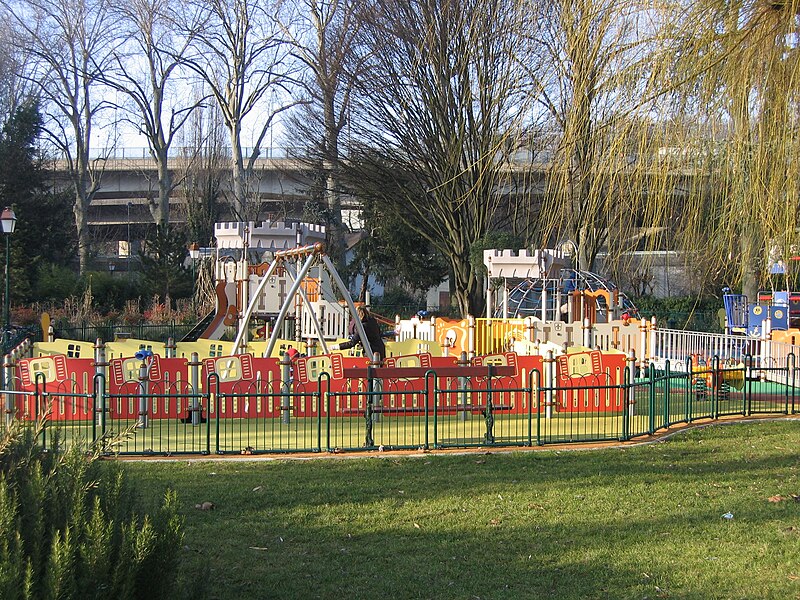 File:Aire de jeux du square Jean Biguet à Saint Maurice.JPG