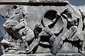 Plošča z bitko med Grki in Amazonkami morda kaže Herkula, ki grabi za lase Hipolite, kraljico Amazonk