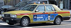 広告付き四社カラー車は帯に社名のみが表記され、「NIHON KOTSU GROUP」の表記は省略される。 （飛鳥交通）