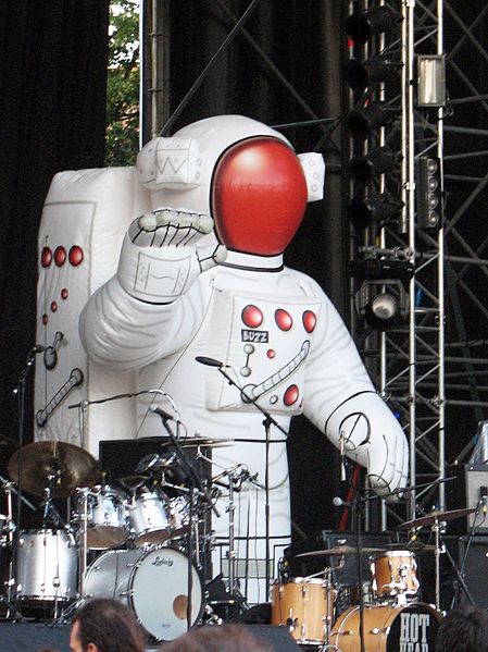 File:Buzz - Palco del concerto dei Primus - Castello Sforzesco - Vigevano (PV) - panoramio.jpg