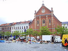 Photographie d'une place à la fin d'un marché.