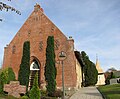 Kirche in Bargum mit dem für Nordfriesland typischen hölzernen Glockenstapel abseits der Kirche