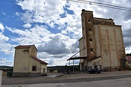 Silo e báscula en Tábara.jpg