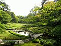 Le jardin avec une vue sur le pont.