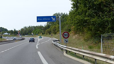 90 km/h en début de zone de décélération pour entrer dans l'aire d'Évires, autoroute A410, Haute-Savoie.