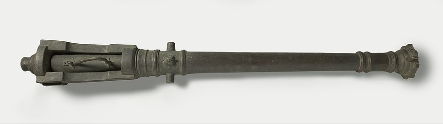 "Lilla" isian belakang, Rijksmuseum, sekitar tahun 1750–1850. Panjang 180,5 cm, lebar 21,5 cm, kaliber: 4,5 cm, berat: 120,8 kg.