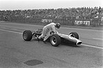 Graham Hill bröt på det 11:e varvet med motorproblem.