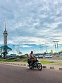 Tour de l'Échangeur et une moto