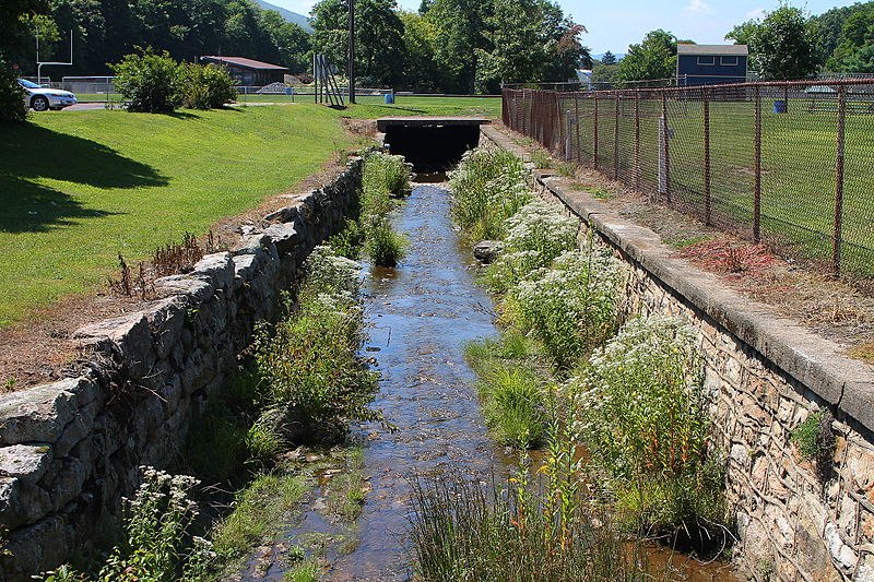 File:Zerbe Run in Trevorton looking downstream.JPG