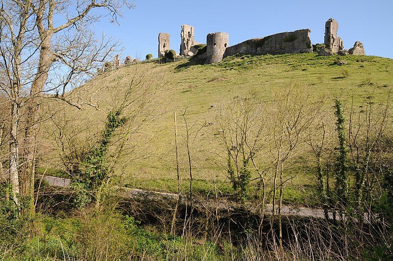 File:Corfe Castle - geograph.org.uk - 3957136.jpg