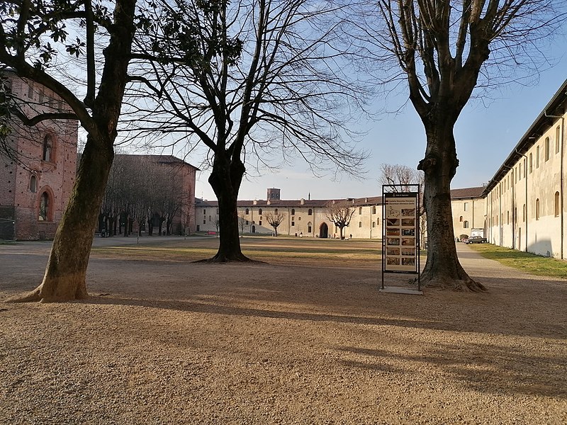 File:Cortile del Castello - Vigevano.jpg