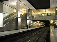 Bahnsteigebene der Haltestelle