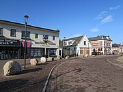 Vernieuwde Groest bij Naarderstraat versierd met zwerfkeien.