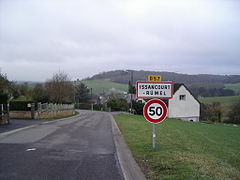 50 km/h doublant un panneau EB10 d'entrée, à Issancourt-et-Rumel, Ardennes.