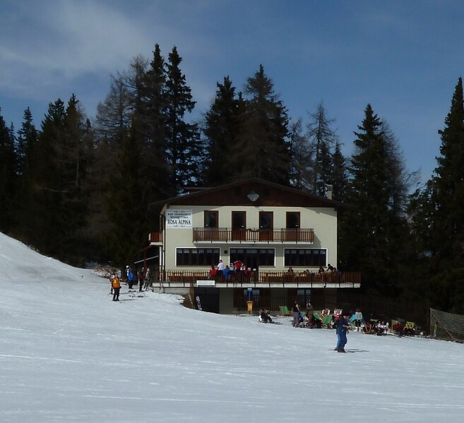 File:Rifugio rosa alpina.JPG