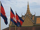 ธงชาติกัมพูชา หน้าพระที่นั่งเขมรินทร์ พระบรมราชวังจตุมุขสิริมงคล ราชธานีพนมเปญ