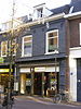 Winkel met bovenwoning