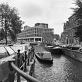 De Snoekjesgracht in 1976, gezien vanaf de Snoekjesbrug (Brug 289) naar de Sint Antoniesluis, met op de achtergrond het Maupoleum (bouwjaar 1971, gesloopt 1994).