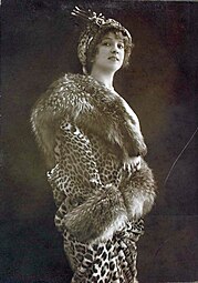 Arlette Dorgère, Fuchs auf Leopard, Frankreich (ca. 1913)