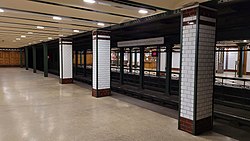 nástupiště směr Vörösmarty tér