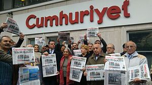 Cumhuriyet gazetecilerinin tutuklanması protesto ediliyor, Kasım 2016.