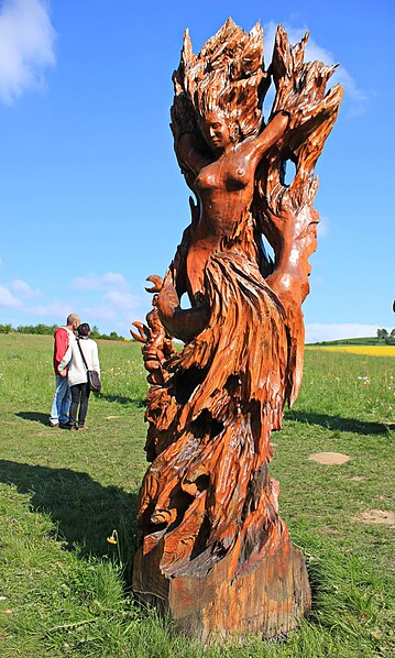 File:Figuren. Dorfchemnitz-Blockhausen. Kettensägen-Schnitzen IMG 6038WI.jpg