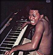 Gaby Lita Bembo jouant du piano à la fin des années 1970.jpg