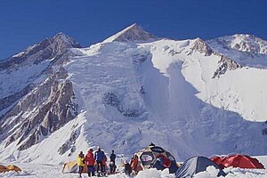 Base Camp, 5 900 m. G II er midt i bildet. Til venstre toppen av G III. Kuppelen heilt til høgre er G Aust.