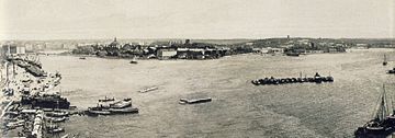 År 1900 fångade Hasse W. Tullberg Stockholm med Gamla stan och Saltsjön. Bilden består av fyra glasplåtar som är tagna från Katarinahissen.