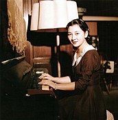 피아노를 연주하고 있는 쇼다 미치코 (1958년)