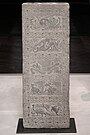 Laterizio della camera funeraria con motivo cosmologico: emblema delle quattro direzioni (N-S-E-O) e due ballerini. Fine del periodo degli Han anteriori, Museo Cernuschi.