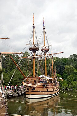 A Susan Constant, Christopher Newport hajójának a kikötőben lehorgonyzott másolata.