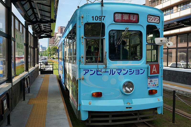 File:Kumamoto City Tram 2016-06-13.jpg