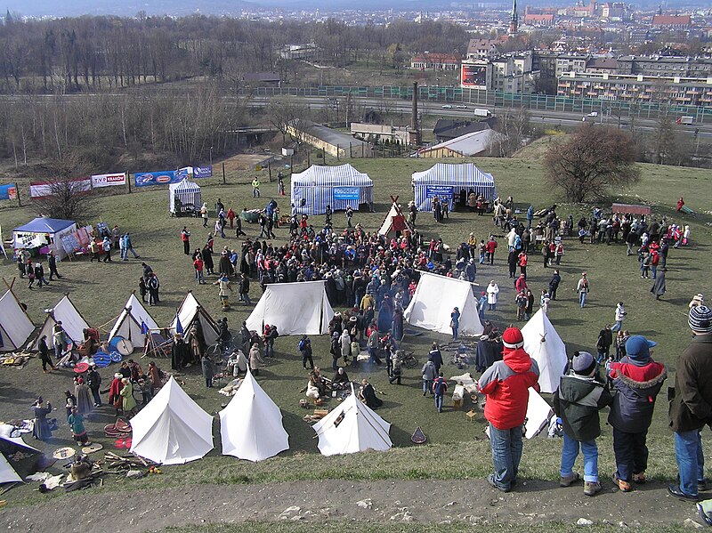 File:Kraków - Rękawka 2008 - festival 5.jpg