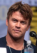 Luke Hemsworth interprète Ashley Stubbs.