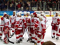 Photo de joueurs des Red Wings sur la patinoire.