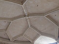 Photographie du plafond du troisième niveau.