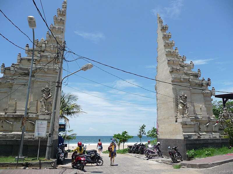 File:Въезд через расщеплённые ворота в деревню Legian Village, район Kuta, Бали, 2020-02-08.jpg