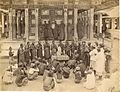 Des moines et des laïcs vénérant la dent de Bouddha, relique du Temple de la Dent de Kandy. Vers 1880. (Ill. du chap. 17)