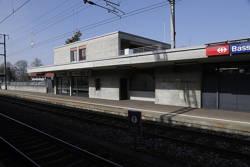 File:Bassersdorf Bahnhof P6A4329.JPG