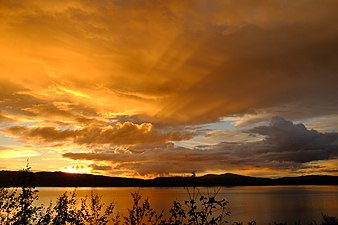 Norvegiyaning Sulitjelma shahrida quyosh botishi