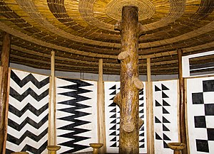 Innenraum einer traditionellen Hütte im Ikirenga Cultural Centre im Distrikt Rulindo