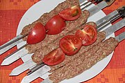 Kebab Koobideh cru (ainda não cozinhado)