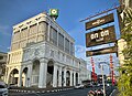 A gauche la banque Kasikorn et à droite l'hôtel On On, le plus ancien hôtel de Phuket, ouvert depuis 1927 et totalement rénové en 2012