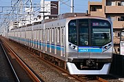 05N系 （2022年7月25日 行徳駅） 05系のうち前面デザインが変更された第25編成からは05N系とも呼ばれる